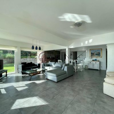 Exclusiva casa sobre la playa de solanas. excelentes vistas, piscina y parrillero con vista al mar.