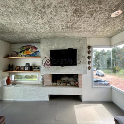 Excepcional y practica casa de dos plantas en residencia privada!