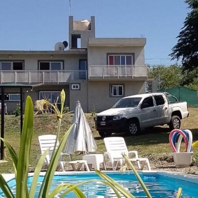 Alquiler casa con pileta en lomas del rey en san antonio de arredondo