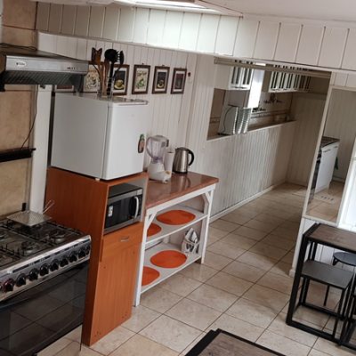 Casa con capacidad para 11 personas, 5 dormitorios, 2 baños, patio techado con asador.
