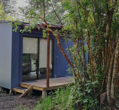 Mini casa, en medio del bosque. tiny forest