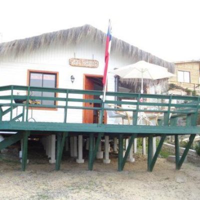 Cabaña la serena frente al mar