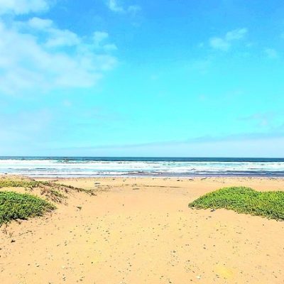 Arena y mar, a pasos de la playa en la serena.