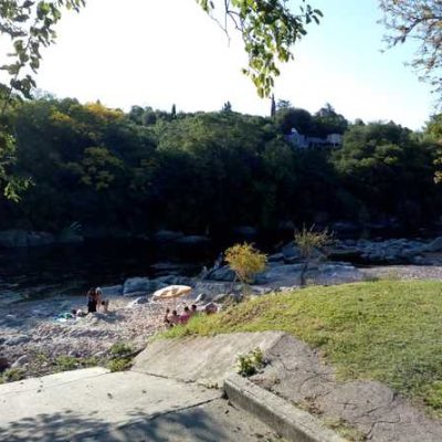 Casa con pileta y sala de juegos frente al río