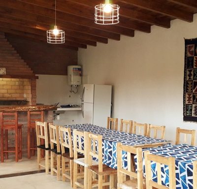 Casa con vista a los andes, amplio parque, piscina, quincho con asador, y estacionamiento cubierto