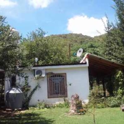 Sierras de córdoba. casa al pie de la montaña frente al lago san roque
