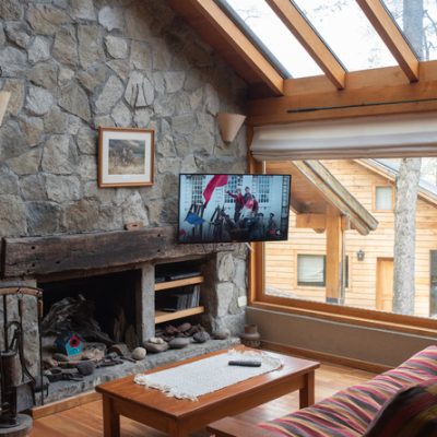 Excelente casa con vista al cerro chapelco, al lago y a la ciudad. ubicada en bosque de roble pellin
