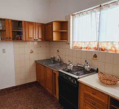 Chalet de 4 ambientes a 2 cuadras de la playa.