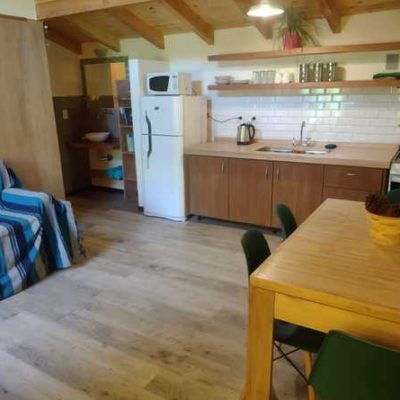 Casa para 4 personas, nueva, equipada. entorno de bosque, playas y cerros cerca