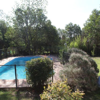Casa exclusiva con pileta – parque – garaje semi cubierto con parrilla integrada