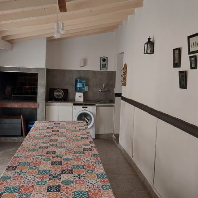 Casa 4 dormitorios, 3 baños, living, cocina, quincho y jardín