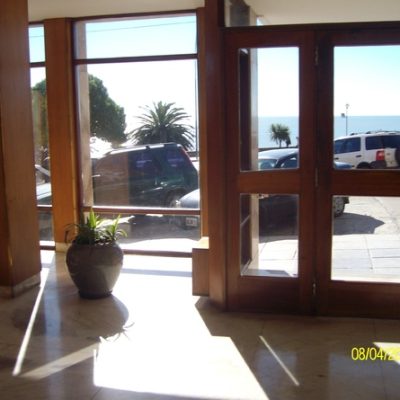 !excelente,1 amb con balcon frente al mar, zona torreon con o sin cochera, impecable!