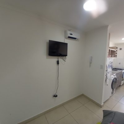 Piso renovado pleno centro balcon a la calle. solo dos personas