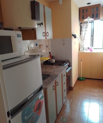 “hermoso departamento dos ambientes con cochera. a 2 cuadras de la peatonal chiozza”