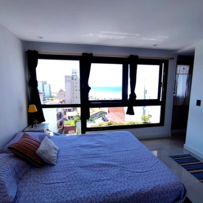 Semipiso de categoría nuevo para 4 personas, con vista al mar y balcón terraza, frente a la playa