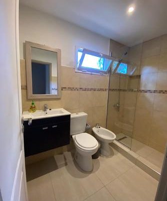 Espaciosa y bella casa de estilo moderno y cálido