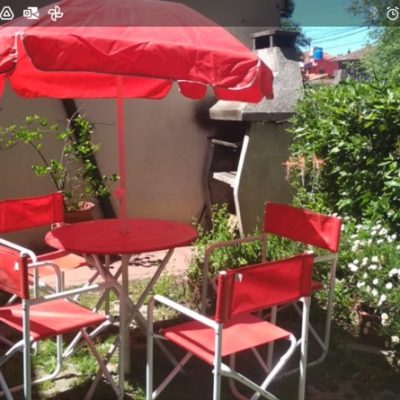 Planta alta con entrada auto y parrilla. (4 personas) a siete cuadras del centro
