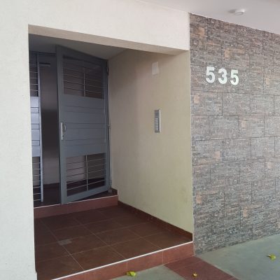 Confortable departamento con cochera techada