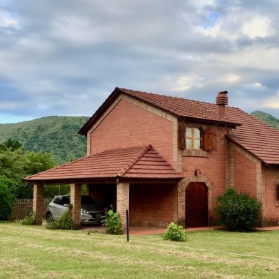 Hermosa casa con pileta y parque en carlos paz