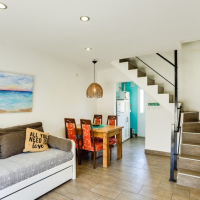 Vacaciones en la costa, dúplex en quequén con piscina y parrillas a tres cuadras del mar.
