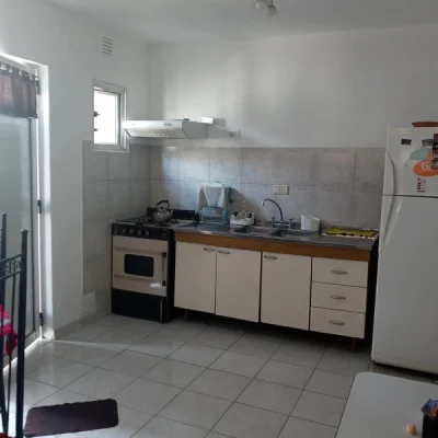 Alquilo. departamento con cochera tipo casa buena ubicacion